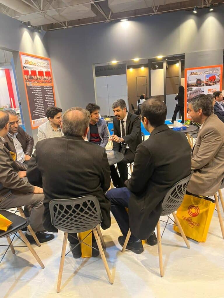 گفتگوی مراجعین غرفه دابو صنعت در  نمایشگاه بین‌المللی بیمارستان‌سازی، تجهیزات و تاسیسات بیمارستانی 1402